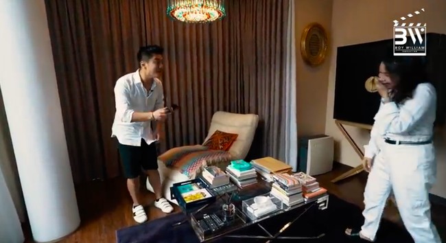Fungsi dan kenyamanan adalah segalanya bagi penyanyi Rossa. Tak heran bila salah satu di kamartnya terdapat area khusus untuk bersantai sambil membaca majalah dan buku favorit. (Foto: YouTube/BoyWilliam)