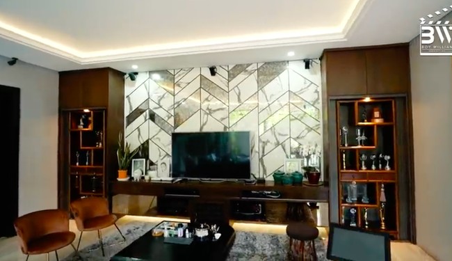 Ruang keluarga yang disertai sebuah TV yang bisa dipakai untuk karoeke. (Foto: YouTube/BoyWilliam)