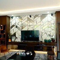 Ruang keluarga yang disertai sebuah TV yang bisa dipakai untuk karoeke. (Foto: YouTube/BoyWilliam)