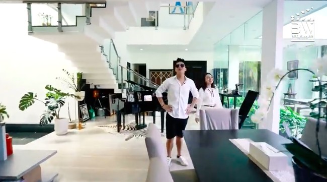 Bagian dalam rumah hadir dengan konsep yang terbuka. Terdapat sebuah kolam ikan di bawah. (Foto: YouTube/BoyWilliam)