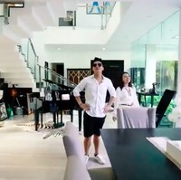 Bagian dalam rumah hadir dengan konsep yang terbuka. Terdapat sebuah kolam ikan di bawah. (Foto: YouTube/BoyWilliam)