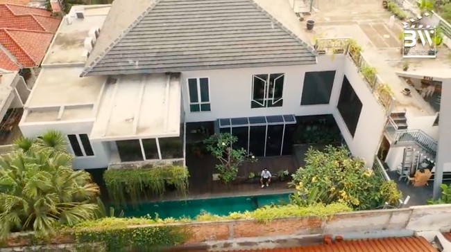 Berlokasi di sebuah kompleks perumahan mewah, rumah Rossa hadir dengan desain minimalis-industrial yang memukau. Kolam renang menjadi oase tersendiri rumah berlantai dua itu. (Foto: YouTube/BoyWilliam)
