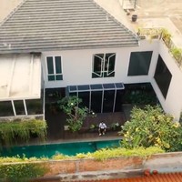 Berlokasi di sebuah kompleks perumahan mewah, rumah Rossa hadir dengan desain minimalis-industrial yang memukau. Kolam renang menjadi oase tersendiri rumah berlantai dua itu. (Foto: YouTube/BoyWilliam)