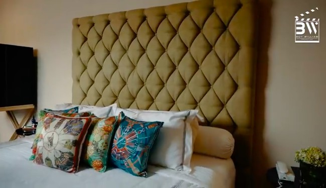 Kamar utama Rossa dengan tempat tidur ukuran queen size. (Foto: YouTube/BoyWilliam)