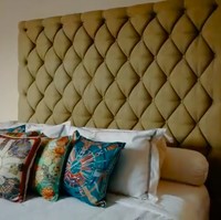 Kamar utama Rossa dengan tempat tidur ukuran queen size. (Foto: YouTube/BoyWilliam)