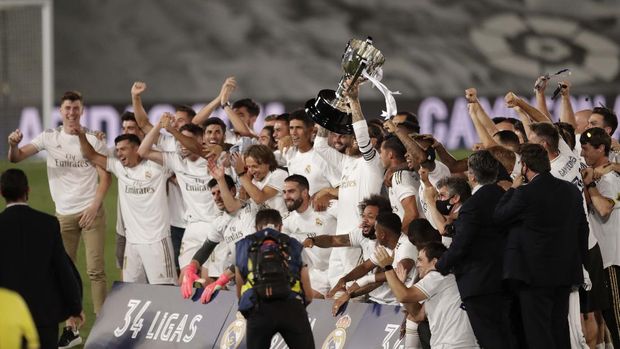 Sah! Real Madrid Juara Liga Spanyol Real Madrid's head coach Zinedine Zidane, holds the trophy as he poses for the photographers after winning the Spanish La Liga 2019-2020 following a soccer match between Real Madrid and Villareal at the Alfredo di Stefano stadium in Madrid, Spain, Thursday, July 16, 2020. (AP Photo/Bernat Armangue)