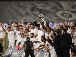 Setelah pluit tanda berakhirnya pertandingan, para pemain Madrid langsung berhamburan ke lapangan untuk merayakan gelar juara. Pihak LaLiga kemudian langsung mengadakan seremoni pemberian trofi kepada Los Merengues.