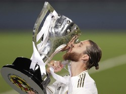 Ramos selaku kapten Madrid mendapat trofi Liga Spanyol dari pihak LaLiga. Pemain 34 tahun itu kemudian mengangkat piala bersama rekan setimnya dengan diiringi konfeti berwarna putih keemasan.