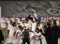 Para pemain Real Madrid mengangkat tropi juara mereka di Estadio Alfredo Di Stefano.