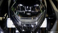 BMW F 900 R juga menggunakan sasis teralis berbahan dasar baja, sedangkan untuk tangki pembuat bahan bakar dari motor ini mampu menyimpan kapasitas yang cukup besar hingga 13 liter.