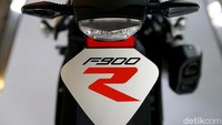 Selain itu, terdapat pula fitur Dynamic Electronic Suspension Adjustment (Dynamic ESA) di motor ini. Fitur ini berguna untuk membuat berkendara lebih nyaman sesuai kebutuhan. Suspensi belakangnya dapat beradaptasi secara otomatis sesuai kondisi jalan dan gaya berkendara.