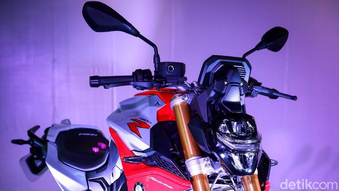 BMW Motorrad Indonesia meluncurkan BMW F 900 R. Motor ini dibanderol dengan harga mulai dari Rp 380 juta.