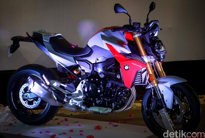 BMW Motorrad Indonesia meluncurkan BMW F 900 R. Motor ini dibanderol dengan harga mulai dari Rp 380 juta.