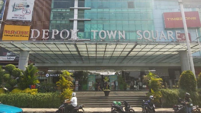 Seorang Pria Loncat dari Lantai 1 Mall Detos Depok