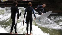 Kanal Eisbach merupakan bagian dari Sungai Isar di Munich, Jerman selatan.