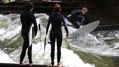 Serunya Berselancar di Kanal Eisbach