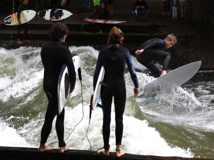 Serunya Berselancar di Kanal Eisbach