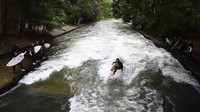 Sungai ini tidaklah dalam, namun, ombak sungai ini cukup besar dan kuat. Tempat ini pun cukup terkenal di antara para peselancar dari seluruh penjuru dunia.