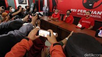 Gibran juga mengucapkan rasa syukurnya diusung PDIP sebagai Cawalkot Solo. Dia berjanji bakal segera berkoordinasi dengan pasangannya Teguh Prakoso untuk konsolidasi.