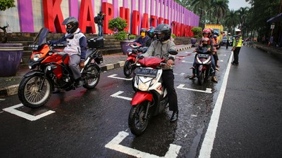 Ruang Henti Sepeda Motor di Lampu Lalu Lintas Ala MotoGP