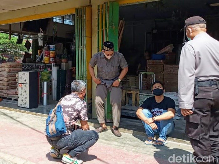 Tiga warga Maesan, Bondowoso tewas usai pesta miras oplosan. Sementara satu orang lainnya dilarikan ke rumah sakit untuk mendapat perawatan medis.