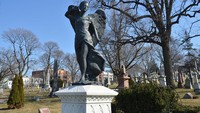 Bagi yang beruntung bisa mendapatkan honor sebesar USD 7.500 untuk program 9 bulan. Juga ditambah fasilitas pendukung seperti akses ke staf makam, 180 tahun catatan arsip dan artefak dan ruang studio pribadi. (The Green Wood Cemetery)