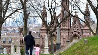 Dan saat ini pengelola makam mencari seniman untuk bergabung dengan mereka. Seniman ini nantinya akan menampilkan karyanya dan mendapatkan hadiah. (The Green Wood Cemetery)