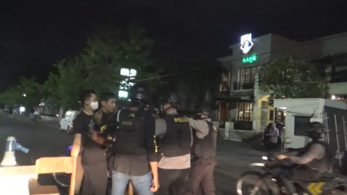 Tutup Jalan Malam Hari, Aksi Mahasiswa di Makassar Dibubarkan