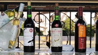 Pengunjung yang datang ke stasiun kereta ini tak cuma dapat menikmati pemandangan kebun anggur lho. Mereka juga bisa mencicipi wine dari kebun anggur itu. Selama beberapa tahun terakhir, para relawan membuat acara Wine Bar. Acara ini dilaksanakan setiap bulan September. (Foto: Instagram @shiojiritokimeguri)