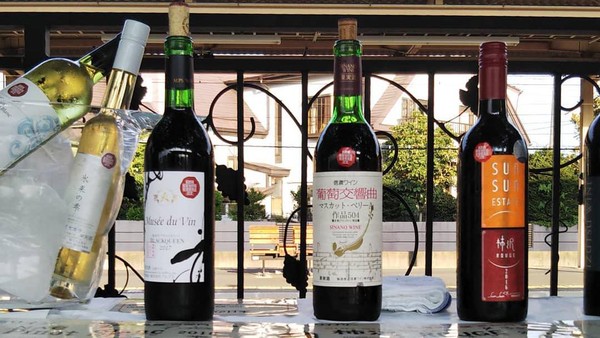 Pengunjung yang datang ke stasiun kereta ini tak cuma dapat menikmati pemandangan kebun anggur lho. Mereka juga bisa mencicipi wine dari kebun anggur itu. Selama beberapa tahun terakhir, para relawan membuat acara Wine Bar. Acara ini dilaksanakan setiap bulan September. (Foto: Instagram @shiojiritokimeguri) Pengunjung yang datang ke stasiun kereta ini tak cuma dapat menikmati pemandangan kebun anggur lho. Mereka juga bisa mencicipi wine dari kebun anggur itu. Selama beberapa tahun terakhir, para relawan membuat acara Wine Bar. Acara ini dilaksanakan setiap bulan September. (Foto: Instagram @shiojiritokimeguri)