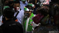 Riza menyusuri pasar tersebut dengan memakai masker dan face shileld untuk mencegah penyebaran COVID-19.