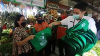 Kegiatan tersebut dalam rangka kampanye penggunaan kantong belanja ramah lingkungan guna meminimalisir pemakaian kantong plastik.