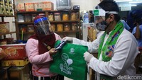 Riza Patria memberikan kantong belanja ramah lingkungan kepada pedagang di Pasar Tebet Barat, Jakarta, Jumat (17/7/2020).