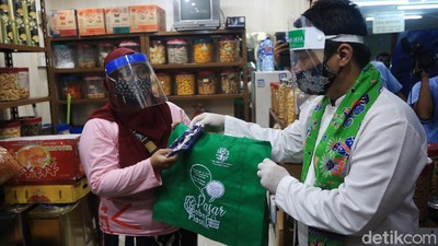 Susuri Pasar, Wagub DKI Kampanye Kantong Belanja Ramah Lingkungan