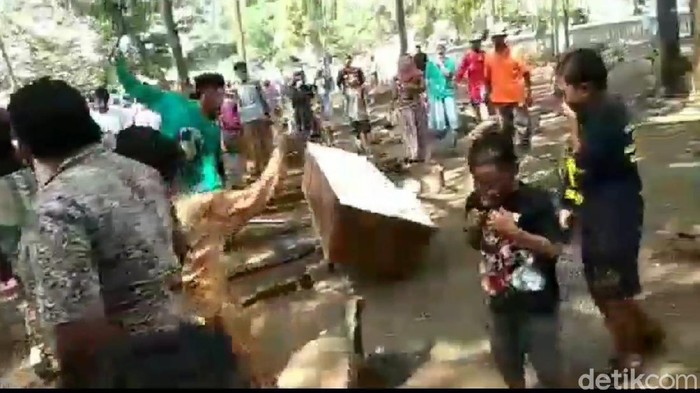 Warga pasuruan Bongkar Peti Jenazah Pasien COVID-19 Akan Ditracing