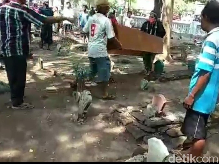 Warga pasuruan Bongkar Peti Jenazah Pasien COVID-19 Akan Ditracing