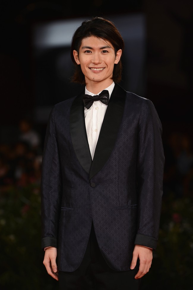 Dilaporkan jika pemain film Little Nights Little Love tersebut seharusnya menghadiri sebuah meeting hari ini. Namun ia tak kunjung datang. Ketika salah satu staff datang ke rumahnya, aktor Gintama 2 tersebut ditemukan tergantung. Foto: Getty Images/Andreas Rentz