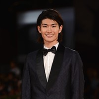 Dilaporkan jika pemain film Little Nights Little Love tersebut seharusnya menghadiri sebuah meeting hari ini. Namun ia tak kunjung datang. Ketika salah satu staff datang ke rumahnya, aktor Gintama 2 tersebut ditemukan tergantung. Foto: Getty Images/Andreas Rentz