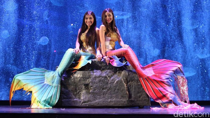 Jakarta Aquarium punya pertunjukan mermaid yang disuguhkan dengan kisah yang menarik. Nah, penasaran siapa sih kedua putri duyung ini? Yuk, kenalan!