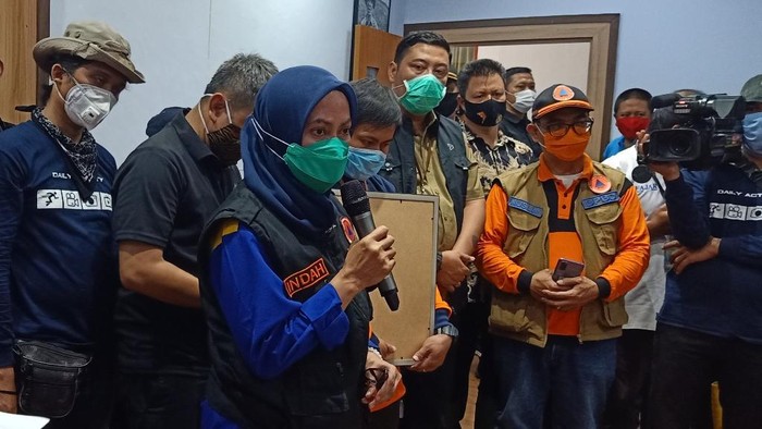 Bupati Luwu Utara Indah Putri Indriani saat melaporkan update penanganan pascabanjir bandang di Masamba (dok. Istimewa).