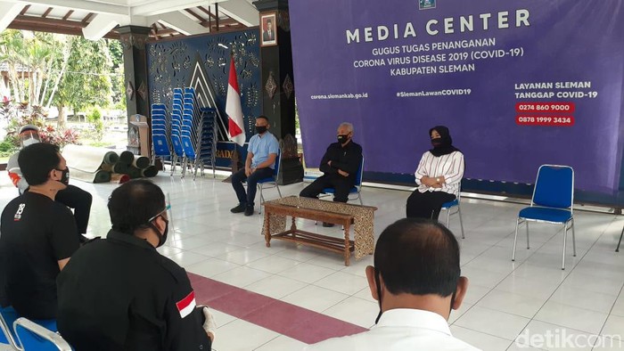 Bupati Sleman Sri Purnomo saat acara coklit di Rumah Dinas Bupati Sleman, Sabtu (18/7/2020).