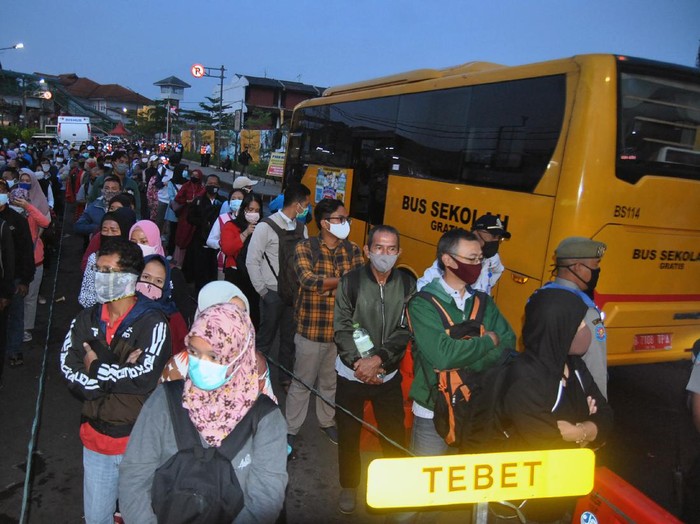 Sejumlah calon penumpang antre untuk naik bus bantuan gratis di jalan Mayor Oking, Kota Bogor, Jawa Barat, Senin (13/7/2020). Pemerintah Pusat bersama Pemerintah Provinsi DKI Jakarta memberikan bantuan 150 unit bus untuk Pemerintah Kota Bogor sebagai upaya mengurangi kepadatan penumpang KRL Comutter Line di Stasiun Bogor. ANTARA FOTO/Arif Firmansyah/wsj.