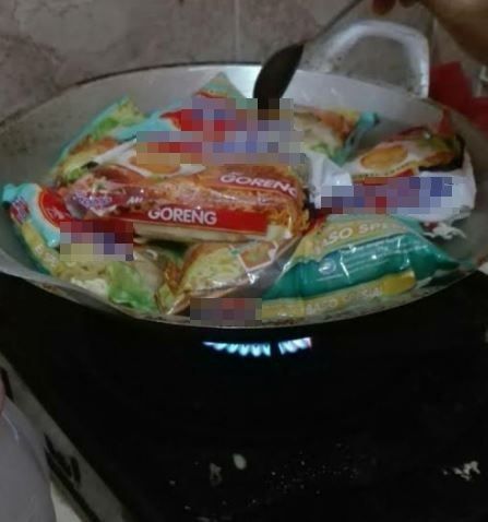 5 Cara Nyeleneh Masak Mie Instan
