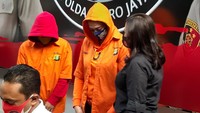 Kabid Humas Polda Metro Jaya Kombes Pol Yusri Yunus menjelaskan dalam konferensi pers sore ini Sabtu (18/7/2020), Catherine Wilson ditangkap bersama security rumahnya yang berinisial J. Foto: (Febri/detikcom)