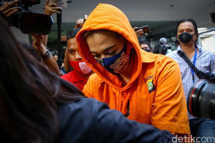 Catherine Wilson diamankan polisi atas penyalahgunaan narkoba jenis sabu. Dalam jumpa pers sore ini, ia dihadirkan dengan memakai baju tahanan.