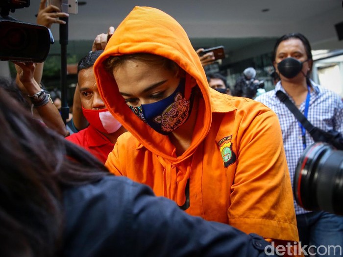 Catherine Wilson diamankan polisi atas penyalahgunaan narkoba jenis sabu. Dalam jumpa pers sore ini, ia dihadirkan dengan memakai baju tahanan.