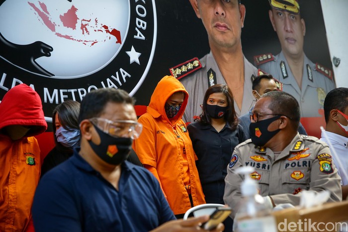 Cathrine Wilson Berbalut Baju Tahanan Catherine Wilson diamankan polisi atas penyalahgunaan narkoba jenis sabu. Dalam jumpa pers sore ini, ia dihadirkan dengan memakai baju tahanan.