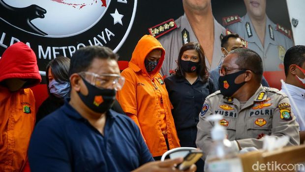 Catherine Wilson diamankan polisi atas penyalahgunaan narkoba jenis sabu. Dalam jumpa pers sore ini, ia dihadirkan dengan memakai baju tahanan.