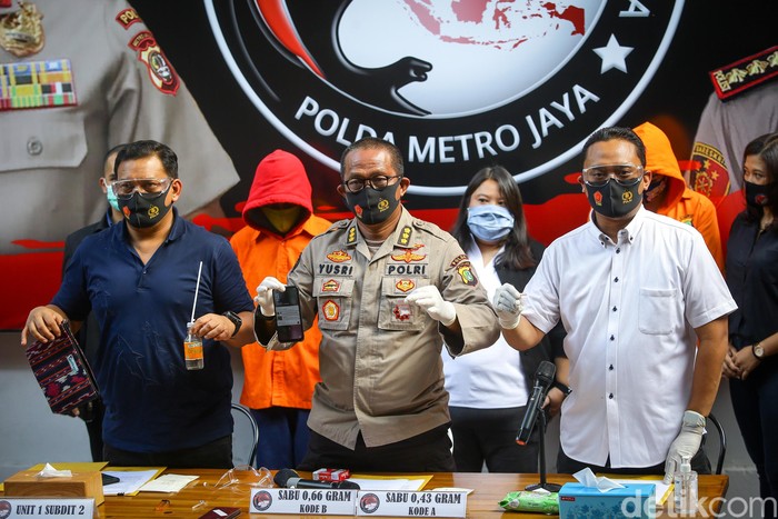 Cathrine Wilson Berbalut Baju Tahanan Catherine Wilson diamankan polisi atas penyalahgunaan narkoba jenis sabu. Dalam jumpa pers sore ini, ia dihadirkan dengan memakai baju tahanan.