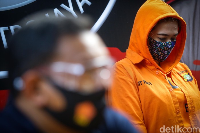 Catherine Wilson diamankan polisi atas penyalahgunaan narkoba jenis sabu. Dalam jumpa pers sore ini, ia dihadirkan dengan memakai baju tahanan.